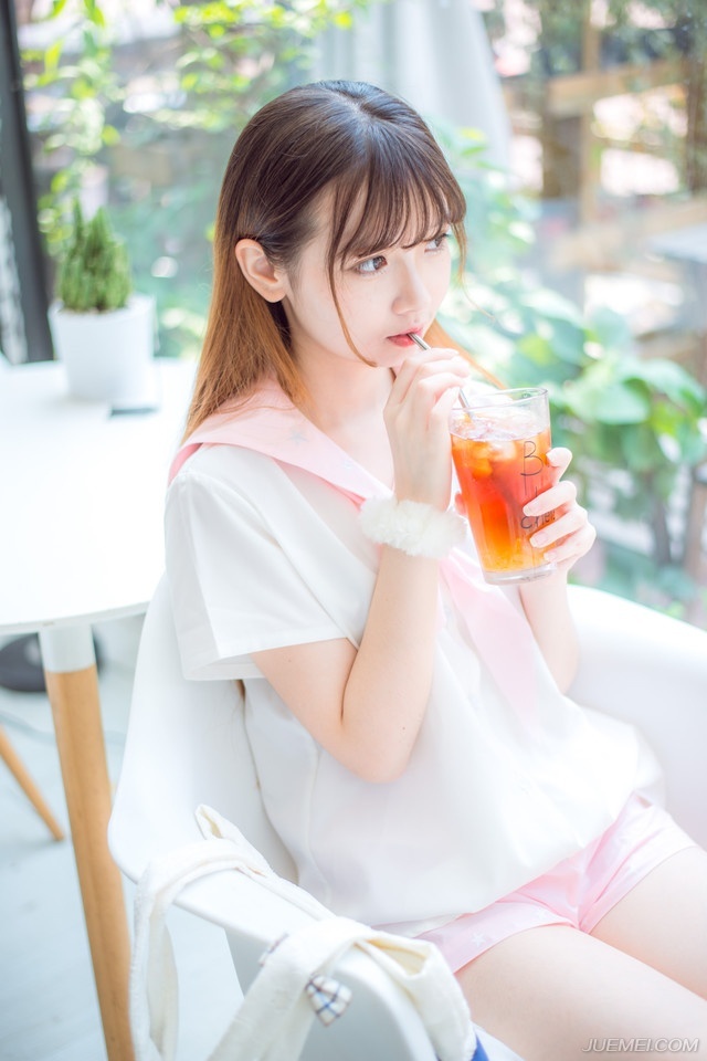 邓贤会意，微笑着点点头，算是默认了庞统的意思，至于原本的蜀中四将如今却变成了三将，已经没人在意了。